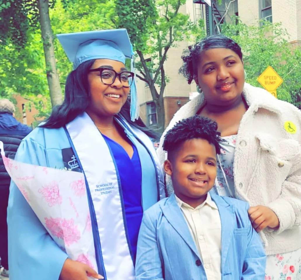 Scharlene de la Cruz poses for a photo with her family on commencement day