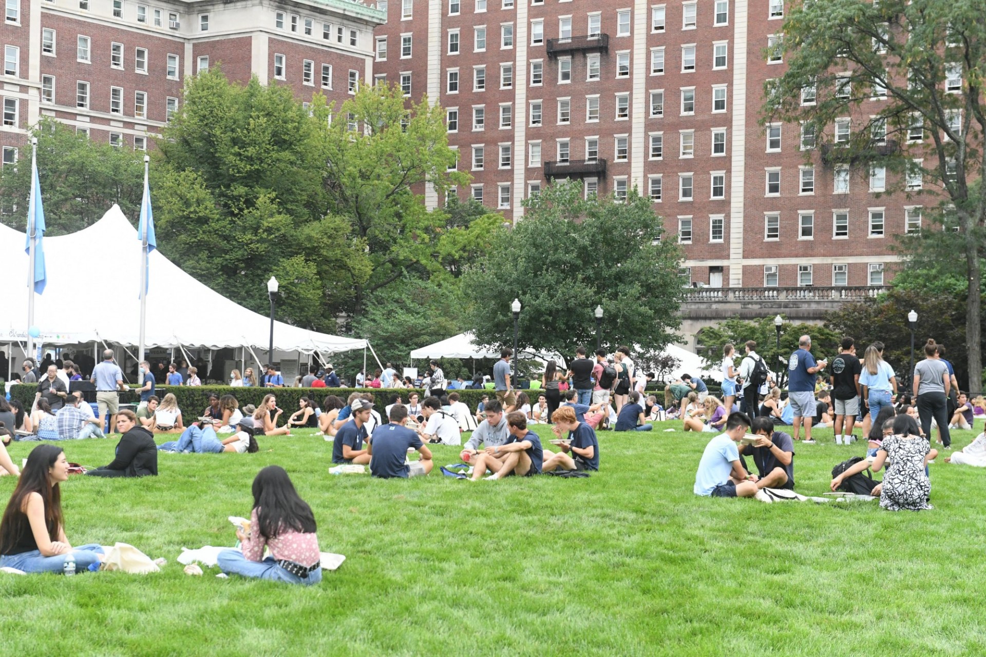 Students enjoy meals on the South Lawns