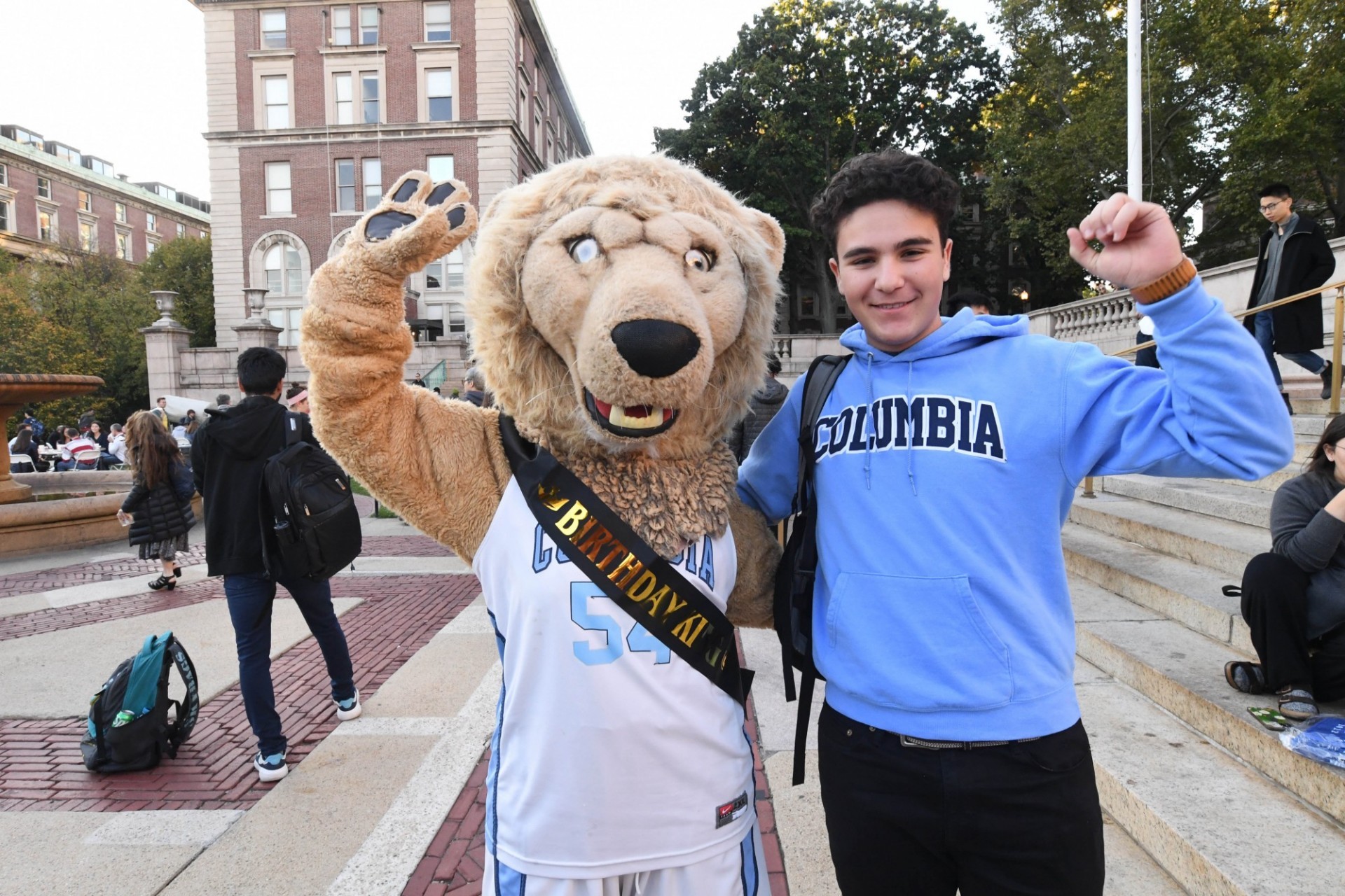 A student flexes with Roaree